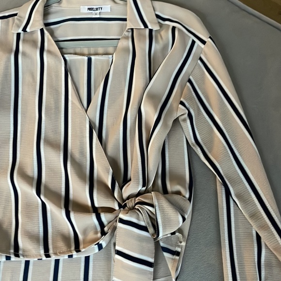 Proclivity wrap blouse - Picture 2 of 3